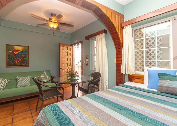 Blue Tang - Beachfront And Pool 3*