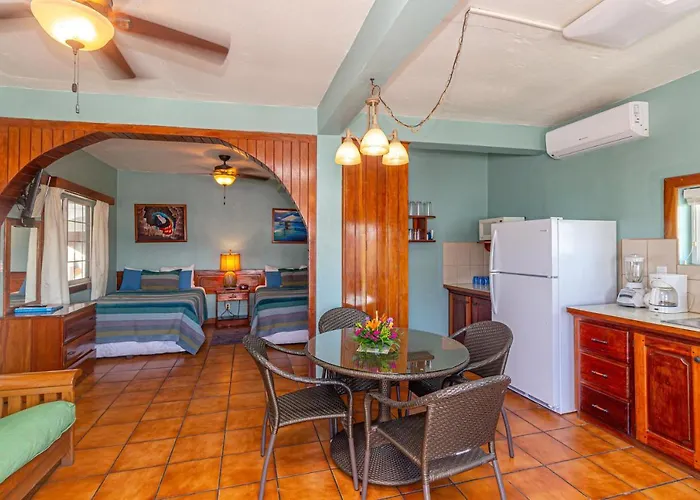 Blue Tang - Beachfront And Pool 3*