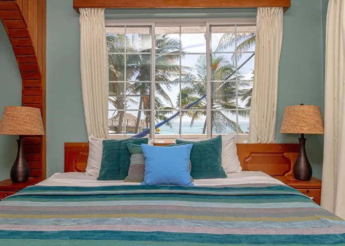 Blue Tang - Beachfront And Pool