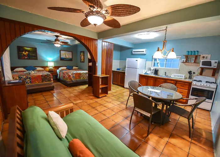 Blue Tang - Beachfront And Pool 3*