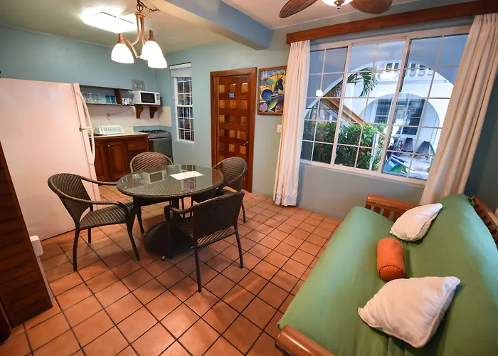 Blue Tang - Beachfront And Pool 3*