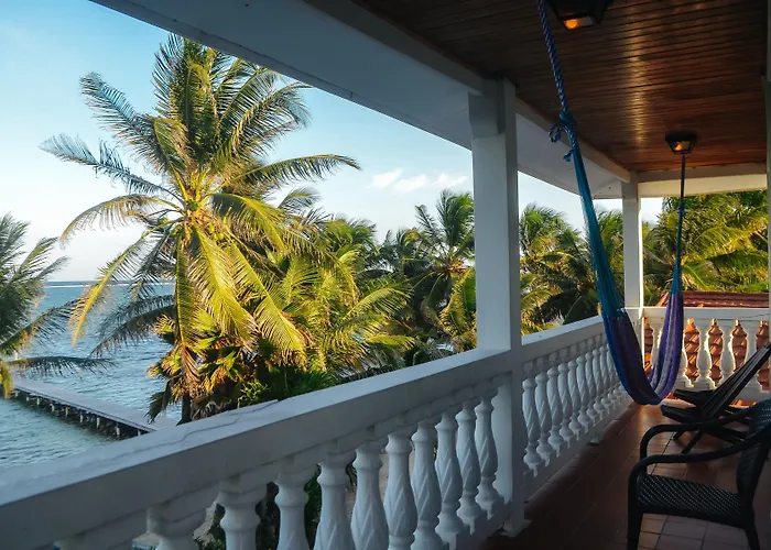 Blue Tang - Beachfront And Pool 3*