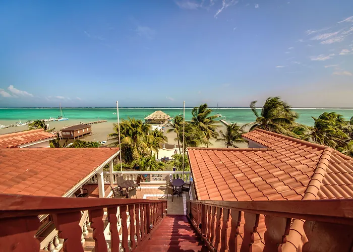 Blue Tang - Beachfront And Pool 3*