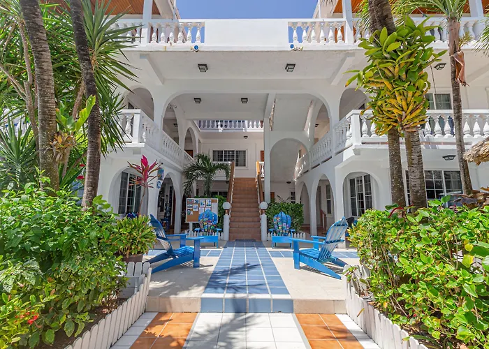 Blue Tang - Beachfront And Pool Hotel